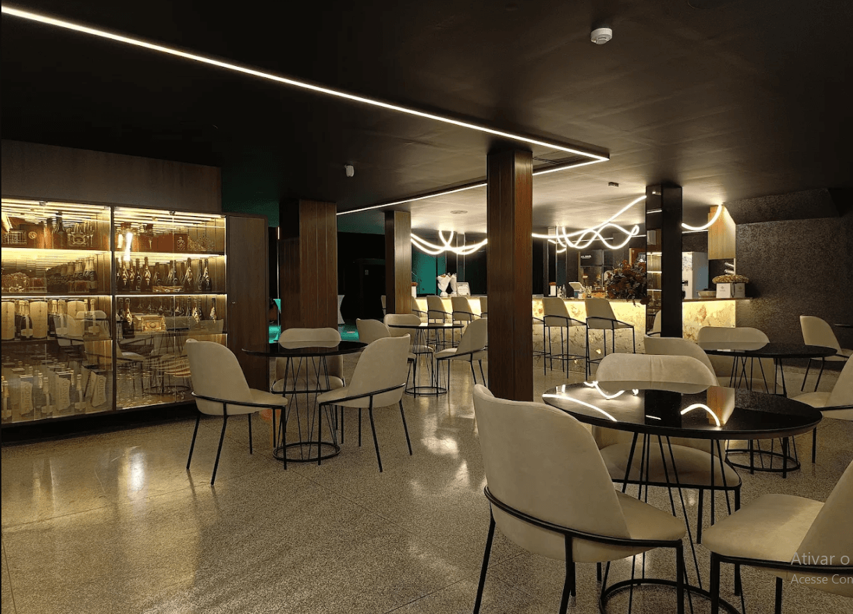 Ambiente sensual y provocador de discoteca con luz de neón